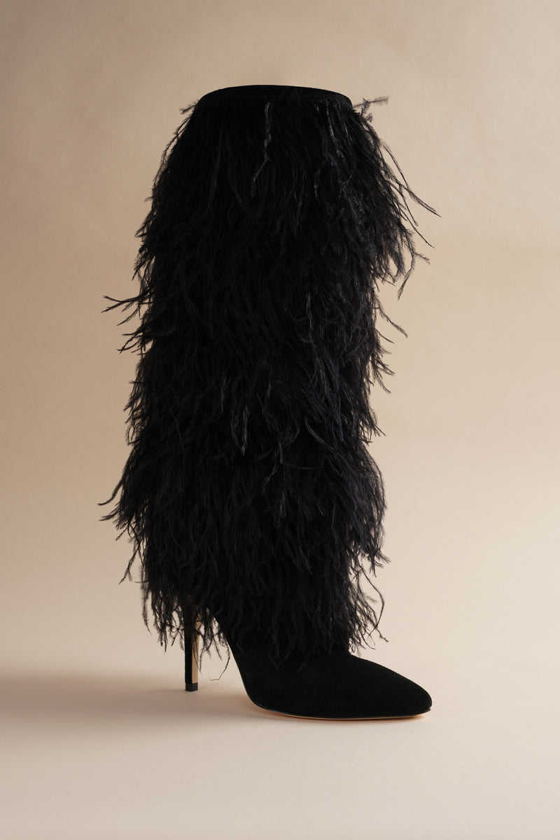 To the knee black boot with black feathers