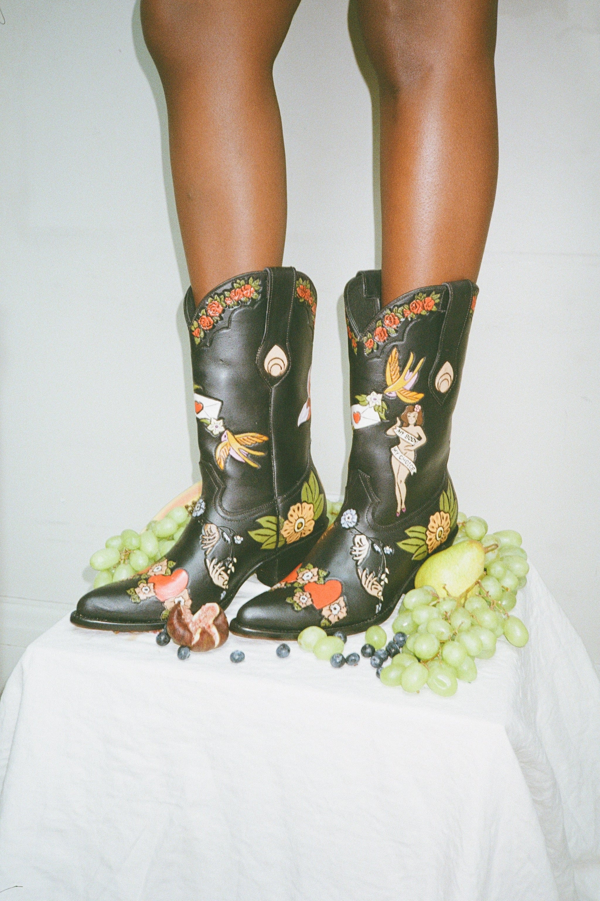 BILLY BOY ビリーボーイ ブローチ ヴィンテージ ハイヒールブローチ My Body My Choice Doodle Cowboy Bootie in Midnight